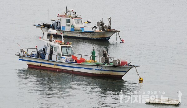 출항을 위해 정박 중인 배, ‘휴일 정·중·동’ 힐링
