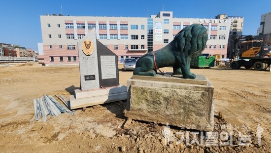 인천 부평고등학교 운동장에 팽개쳐 있는 천안함 재단에서 기증한 동상